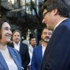La alcaldesa Ada Colau y el president, Carles Puigdemont, conversan tras las ofrendas florales-MARTA PÉREZ/EFE
