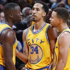 Los jugadores de los Warriors Green, Curry y Livinsgton, durante el duelo ante Indiana.-AFP / JOE ROBBINS