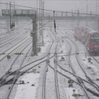 Un tren del operador alemán Deutsche Bahn DB se detiene en la estación principal en el sur de Alemania en Munich durante las nevadas. Se esperan fuertes nevadas el fin de semana.-SVEN HOPPE / AFP