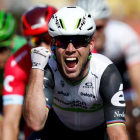 El ciclista británico Mark Cavendish del Dimension Data celebra su victoria en la sexta etapa de la 103ª edición del Tour de Francia que se disputa entre Arpajon-sur-Cére y Montauban, en Francia hoy, 7 de julio de 2016.-EFE/Sebastien Nogier