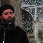 Abu Bakr al-Baghdadi se dirige a sus fieles en la mezquita de Al Nuri-AFP
