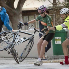 Ciclistas luchan contra el fuerte viento para que sus bicicletas no salgan volando.-AFP / RODGER BOSCH