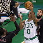 El jugador de Celtics Avery Bradley (c) se dirige a canasta ante la marca de Dwyane Wade (i) y Nikola Mirotic (d), de los Bulls.-EFE