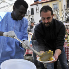 Reparto de raciones de la aún humeante paella en la jornada de ayer.-MARÍA FERRER