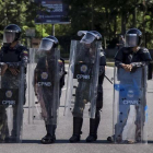 Integrantes del Cuerpo de Policía Nacional Bolivariana (CPNB) vigilan en una calle durante una manifestación de apoyo a un grupo de militares sublevados, el 6 de agosto.-EFE