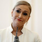 Cristina Cifuentes durante la rueda de prensa en la que ha anunciado su dimisión.-EMILIO NARANJO (EFE)