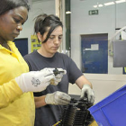 Mujeres trabajando en una fábrica./ V. G. -