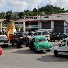 Autos en Cuba haciendo fila en medio del desabasto de gasolina.-AP