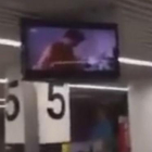 Un pasajero grabó el momento en que el monitor emitía una película porno.-YOUTUBE