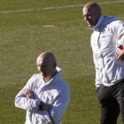 Zidane, junto a su ayudante David Bettoni, en el entrenamiento de este miércoles en Valdebebas.-EFE