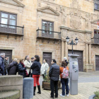 Grupo de turistas junto al palacio de los Cóndes de Gómara. / ÁLVARO MARTÍÍNEZ-