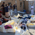 Los cadáveres de las personas muertas en el bombardeo en el norte de Yemen.-/ NAIF RAHMA / REUTERS