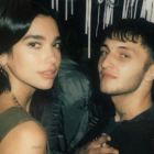 Dua Lipa confirma su romance con esta imagen junto a su chico, el modelo Anwar Hadid.-