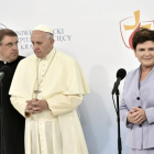 La primera ministra polaca, Beata Szydlo (d), el sacerdote Robert Wozniak (i) y el papa Francisco (c) durante una visita a un hospital universitario infantil de Prokocim (Cracovia).-EFE / MACIEJ KULCZYNSKI