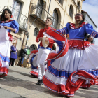 Dominicanas con trajes típicos a ritmo de bachata.-