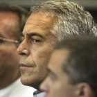 Jeffrey Epstein, en el centro, durante el juicio del 2008.  Jeffrey Epstein, en el centro, durante el juicio del 2008.-AP