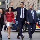Pedro Sánchez llega al Congreso junto a sus principales colaboradores, este viernes.-/ JOSÉ LUIS ROCA