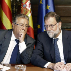 El jefe del Ejecutivo, Mariano Rajoy (d), y el ministro del Interior, Juan Ignacio Zoido (i), durante la reunión con responsables de las Fuerzas de Seguridad del Estado para analizar la situación tras los atentados en Barcelona y Cambrils.-EFE / ANDREU DALMAU