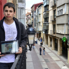 David Carramiñana, autor del estudio ‘La sostenibilidad en la ciudad de Soria’, en El Collado. / ÁLVARO MARTÍNEZ-