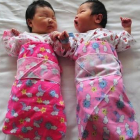Dos bebés, en un hospital de Pekín.-AFP / FREDERIC J. BROWN