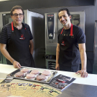 A la izquierda, José Miguel Fidalgo, director de Expansión de Innova Chef y Manuel Ledesma, responsable de producción, muestran las hamburguesas en la sala de elaboración de la empresa. / LA POSADA