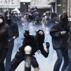 Un grupo de encapuchados lanza objetos contra la policía en París, el 14 de junio.-AFP / DOMINIQUE FAGET