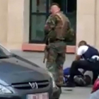 El agresor de dos soldados en Bruselas, abatido en el suelo-AFP