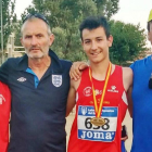 Hugo de Miguel en el centro de la imagen con la medalla de oro como campeón de España cadete en 3.000 metros.-