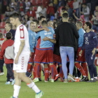 Los jugadores del Numancia se abrazan en el centro del campo una vez conseguido el play off de ascenso.-Luis Ángel Tejedor