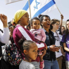 Inmigrantes africanos en Israel y ciudadanos israelíes protestan este martes en Jerusalén contra las políticas migratorias del Gobierno de Netanyahu.-MENAHEM KAHANA / AFP