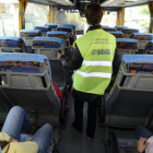 Interior de un autobús escolar realizando una de sus rutas por Soria. / VALENTÍN GUISANDE-