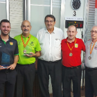 Camarero (3º izq.) y Cortés (5º izq.) flanquean al presidente de la RFEB, Antonio Ortiz, tras lograr bronce y oro en el último campeonato de España. HDS