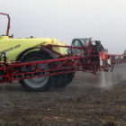Varias máquinas pulverizadoras en una exposición agrícola en Palencia.-BRÁGIMO