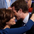 Soraya Sáenz de Santamaría y Pablo Casado se saludan, al inicio de la última jornada del congreso del PP.-EFE / JUAN CARLOS HIDALGO