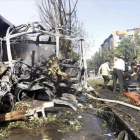 Rescate de víctimas entre los restos calcinados del autobús atacado en Kabul-EFE / HEDAYATULLAH AMID