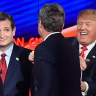 Jeb Bush (de espaldas) bromea con Ted Cruz (izquierda) y Donald Trump, al final del debate.-AFP / ROBYN BECK