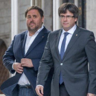 Oriol Junqueras y Carles Puigdemont, en el Palau de la Generalitat, en una imagen de octubre del 2017.-FERRAN SENDRA