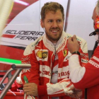 Sebastian Vettel dialoga con miembros del equipo Ferrari, en México.-ULISES RUIZ BASURTO