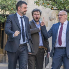 Santi Vila y Jordi Baiget, con el 'conseller' Toni Comin (en el centro), en una imagen del 2016.-FERRAN SENDRA