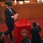 Xi Jinping deposita su voto en la sesión que aprobó la reforma constitucional.-MARK SCHIEFELBEIN (AP)