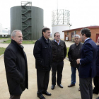 De Miguel, Pardo, Casado, Elvira, Díaz y Gómez durante la visita a la planta de purines de Almazán.-ÁLVARO MARTÍNEZ