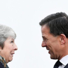 La primera ministra británica, Theresa May, con su homólogo holandés Mark Rutte.-REUTERS