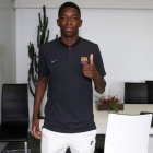 Dembélé posa en las oficinas del Camp Nou-FC BARCELONA