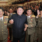 Kim Jong-un celebra con altos oficiales un banquete por el último test nuclear de Pionyang, en una imagen difundida el 10 de septiembre.-EFE / YONHAP