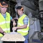 Pascual López y José Antonio Gonzalo muestran el pienso que fabrica Copiso.-VALENTÍN GUISANDE