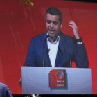 Un hombre pasa frente a una pantalla en la que se proyecta un mitin de Tsipras en Atenas, el pasado 18 de mayo.-YANNIS KOLESIDIS (EFE)