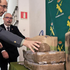 Latorre y Velarde con los 92 kilos de hachís incautados-Mario Tejedor