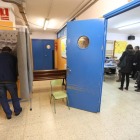 Un colegio electoral en las elecciones generales del 20 de diciembre del 2015.-EL PERIÓDICO / ARCHIVO