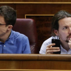 Pablo Iglesias e Íñigo Errejón, en el hemiciclo.-JUAN MANUEL PRATS