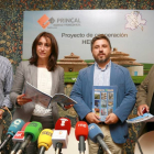 Grupos de Acción Local participantes en el proyectos 'Hermes' y Princal presentan un manual de buenas prácticas en desarrollo rural. De izquierda a derecha, el gerente del GAL Nordeste Salamanca, Javier Bajo; la viceconsejera de Desarrollo Rural, Ana Asen-Ical